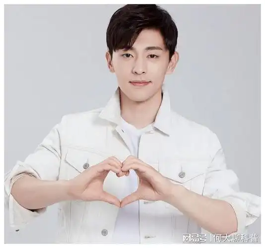 如今再看邓伦的生活,他很可恨同时也很可悲