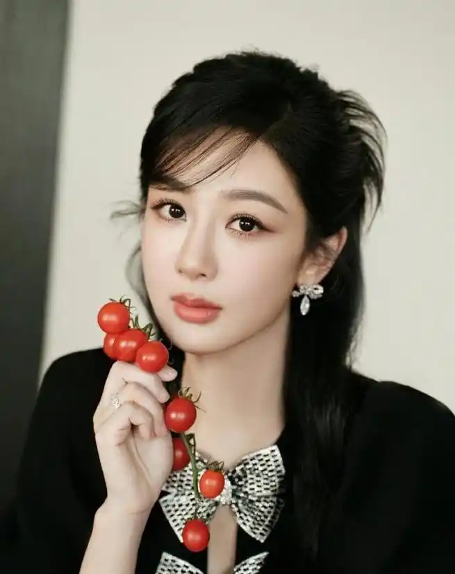 杨紫:多变风格 杨紫的私人助理在11月22日发布了一组杨紫最新的活动