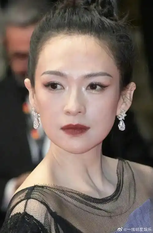 我记得章子怡原来脸上好多痣,现在一个也看不到了,现在特别干净一张脸