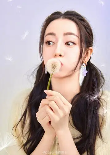 迪丽热巴蒲公英大片青春洋溢俏皮可爱