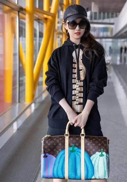 刘亦菲穿衣风格比较多变的时髦精,她可以是仙气飘飘的神仙姐姐