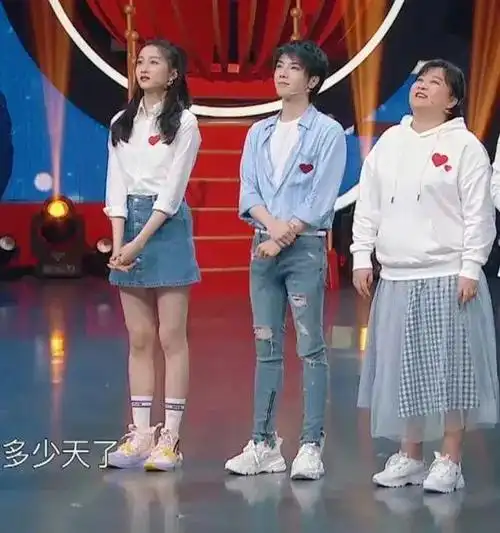 男明星跟关晓彤同框暴露真实身高?檀健次穿高跟鞋,张一山垫木板