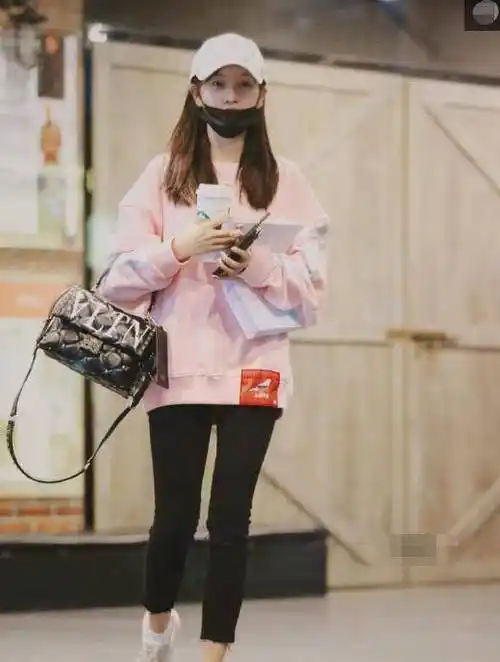 鞠婧祎与吴宣仪同穿粉色卫衣,两人颜值不相上下,画风却截然不同_时尚