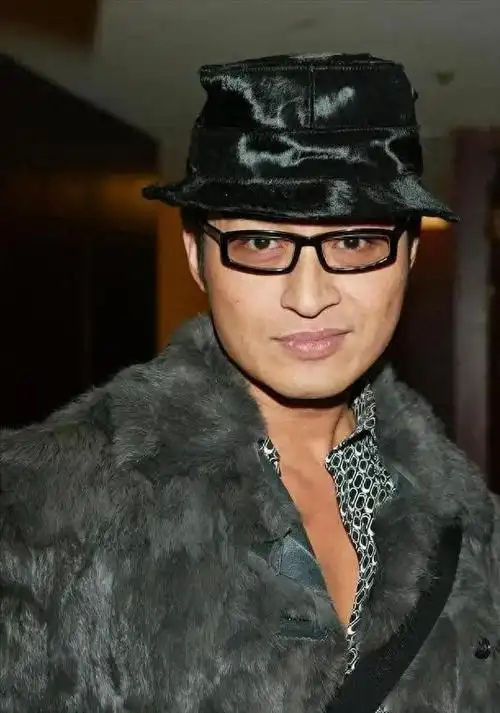 看点:马景涛左脸歪斜右脸肿,娇妻相伴疑中风,幸福婚姻引担忧?