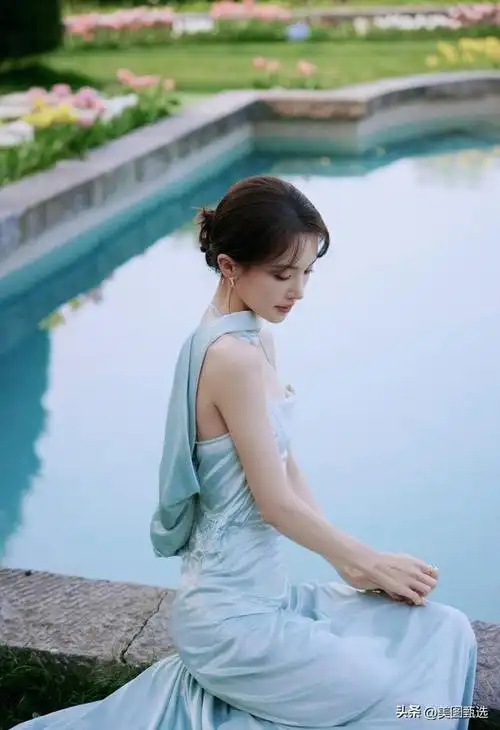 金晨 浅蓝色长裙,仿佛夏日里的一抹清凉.