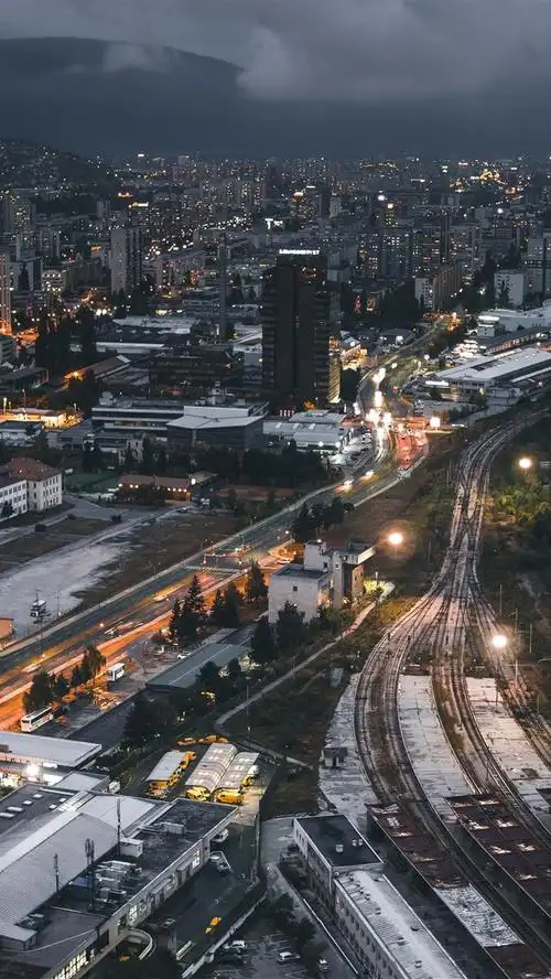 城市在晚上,建筑物,道路,铁路 iphone 壁纸