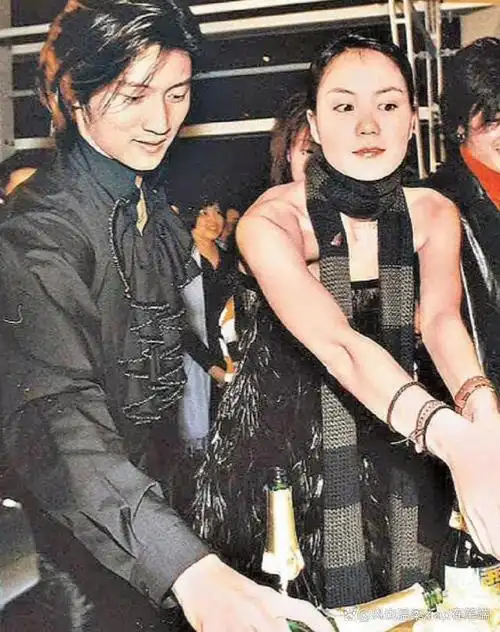 王菲年轻时和谢霆锋同框合影,她看着谢霆锋的眼神真的很深情啊!