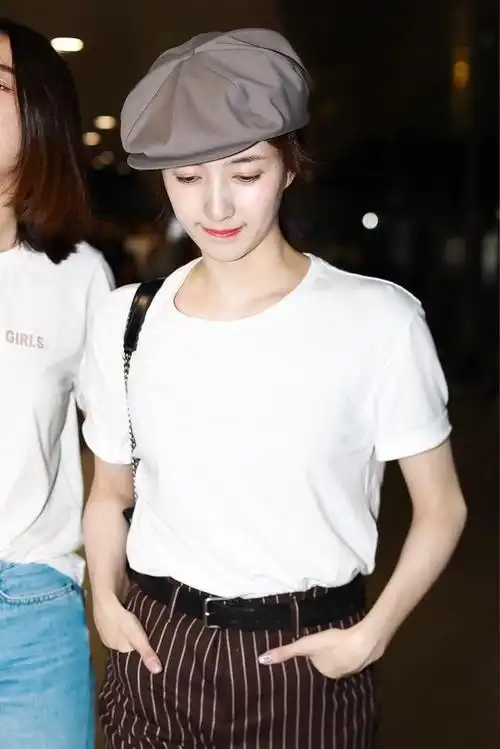 江疏影穿出了白t恤的精髓搭配3000元条纹裤复古又高级