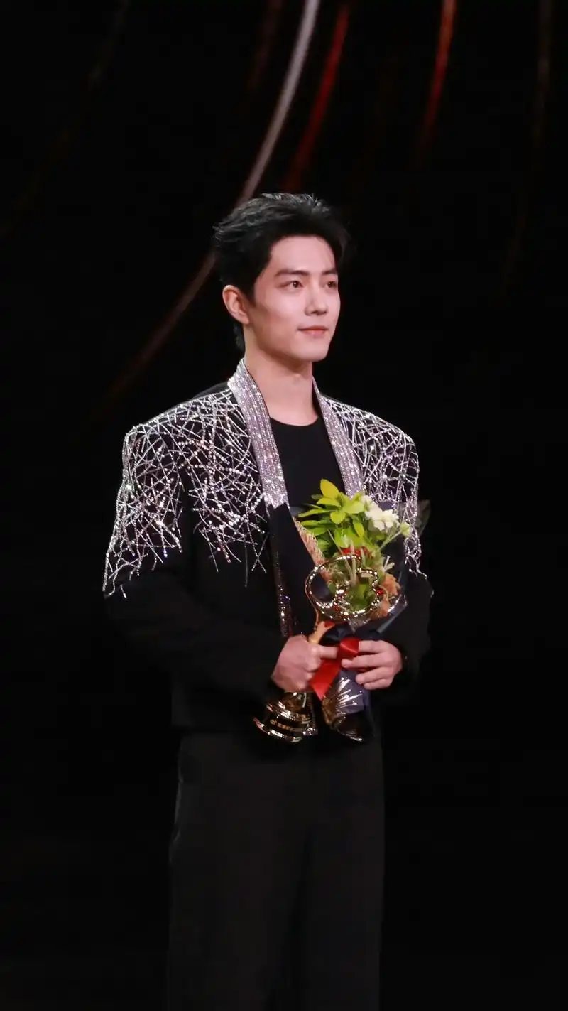 肖战微博之夜 正闪帅