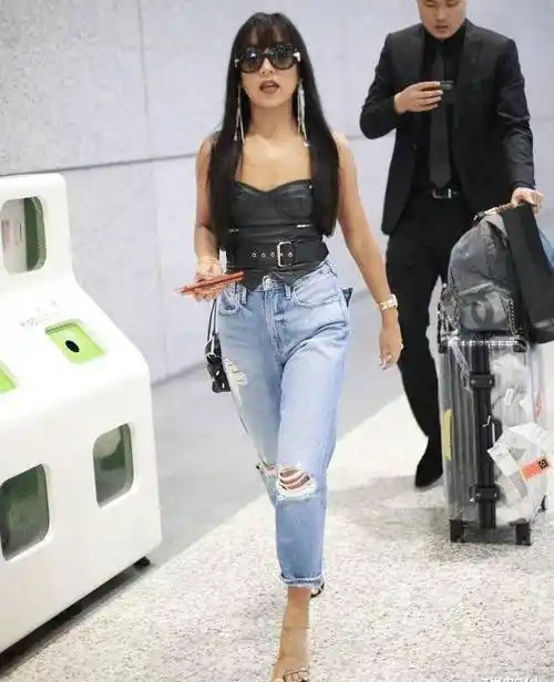 吉克隽逸现身机场,皮质抹身材搭配破洞牛仔裤,狂野风太适合她了_显得
