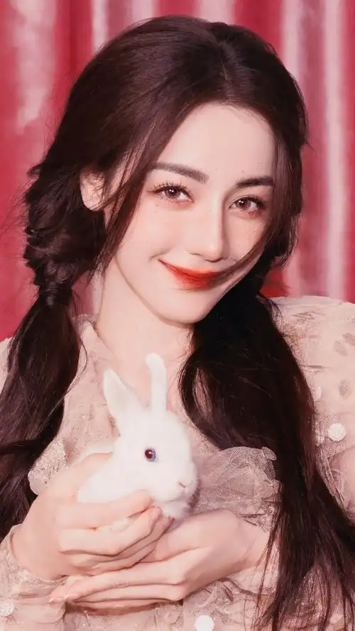 迪丽热巴雀斑妆容##迪丽热巴带着兔朋友送春节祝福