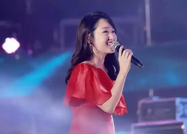 近日,甜歌皇后杨钰莹在她的社交平台上晒出了一组外出旅游照.