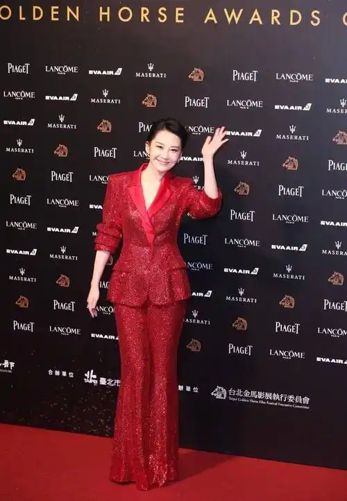 许晴剪了短发后带火了减龄穿搭:长外套 打底衫 小脚裤,时髦洋气_造型