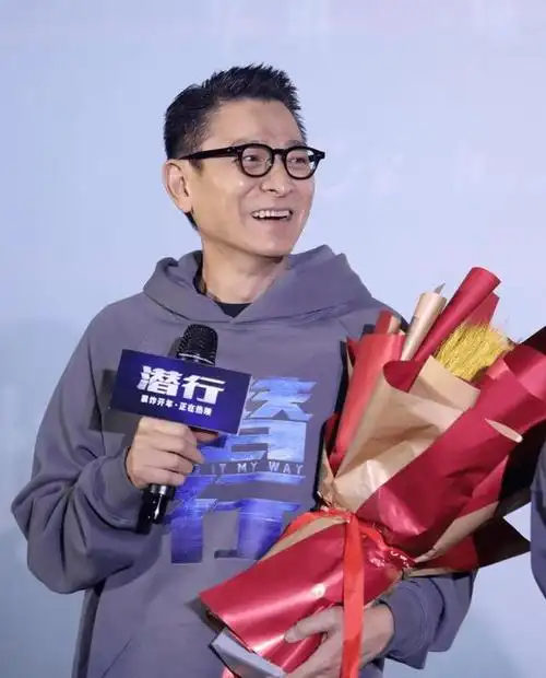 12月29日,华语天王刘德华在为新电影宣传忙碌的同时,接受了一次特别的