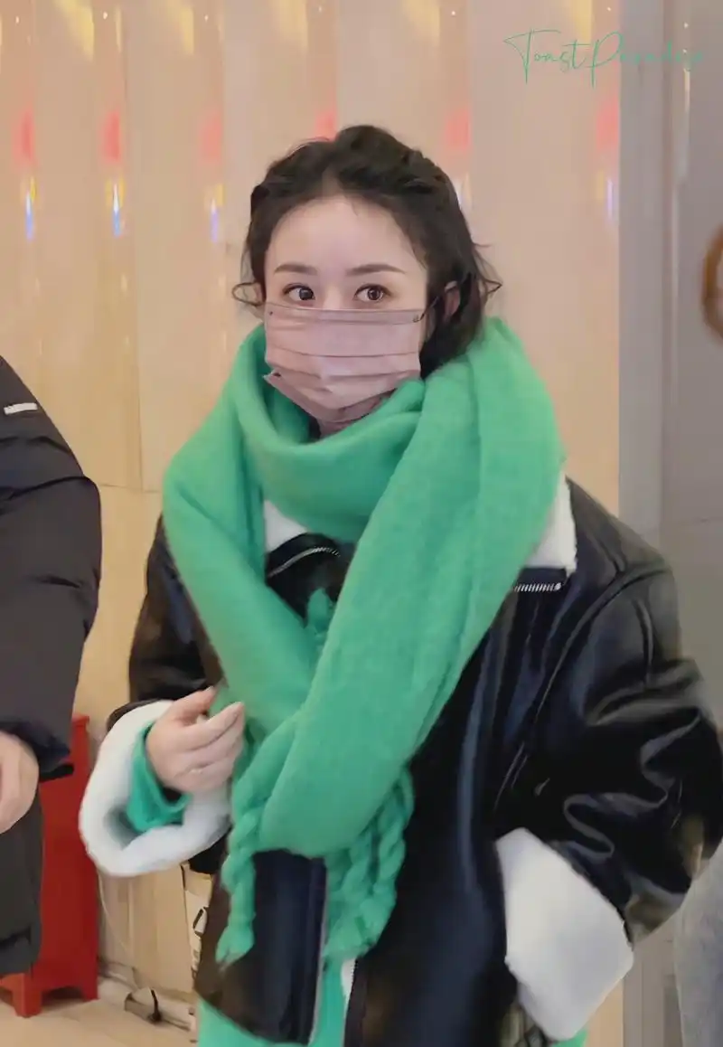 赵丽颖现身春晚彩排现场,绿色大围巾保暖舒适,颖火虫们太热情