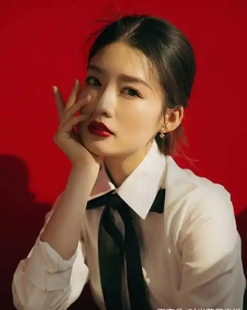 有着一双双眼皮,睫毛很长,鼻子很挺,这也是李沁高颜值的基础