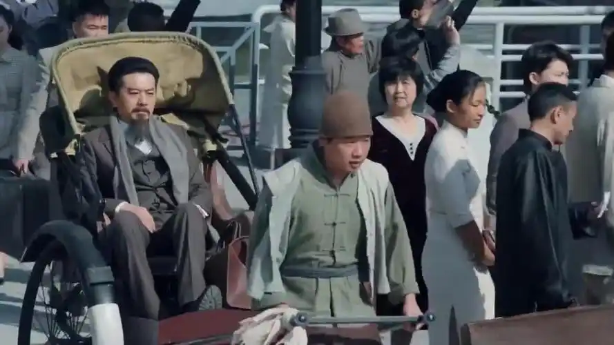 绝密使命:凌风送叔爷到码头,两人挥手道别,叔爷和岩昌坐上船艇