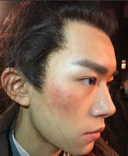 组图:易烊千玺怼脸照曝光 骨相优越五官立体颜值能打