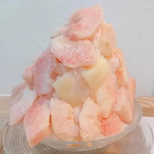 中意的小店这么热的天来碗蜜桃牛奶沙冰