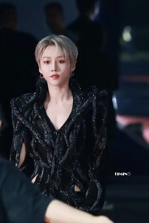 刘雨昕超话#内娱红毯的神top10#万千公主裙中最吸睛的存在镂空雕塑