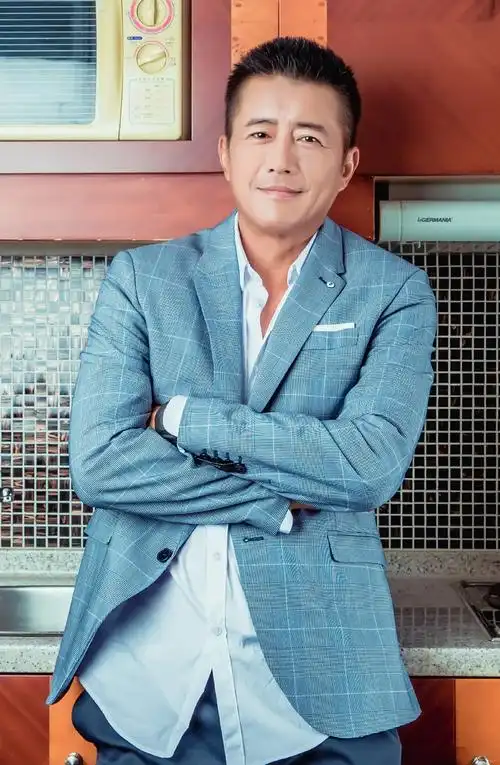 高曙光《迷航昆仑墟》《玫瑰之战》两戏同播热度高 角色迥异魅力依旧-