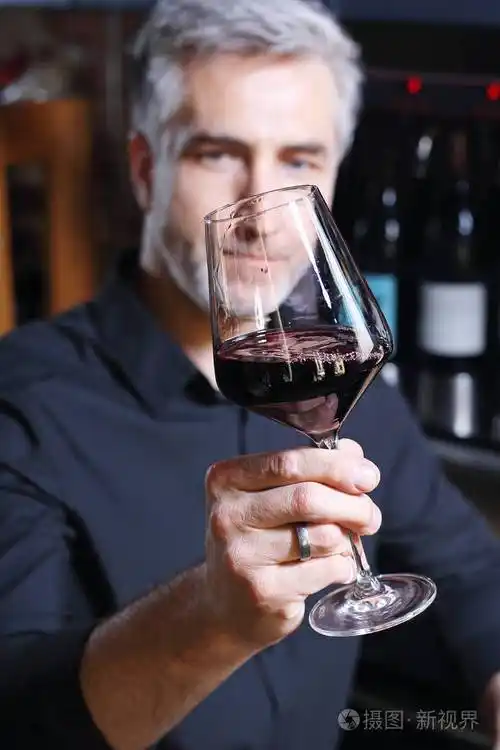 英俊的中年男人喝红酒