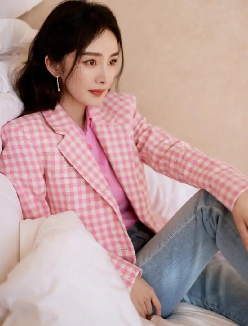 杨幂# 一袭粉色格子西装配牛仔裤,脚蹬白色高跟鞋,雪肤玉貌的容颜