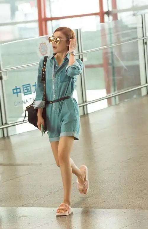 袁姗姗机场look示范 夏天如何穿拖鞋!