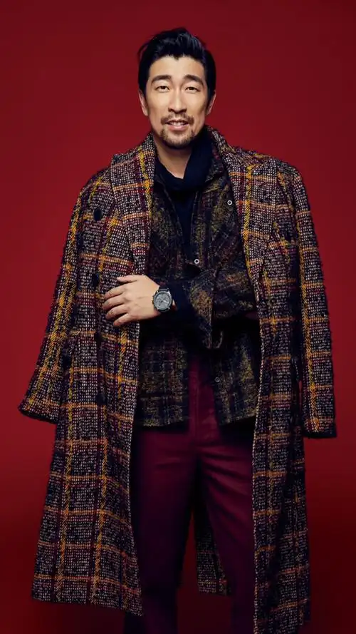 硬汉也有反差萌王千源穿休闲大衣拍写真笑起来迷住少女心