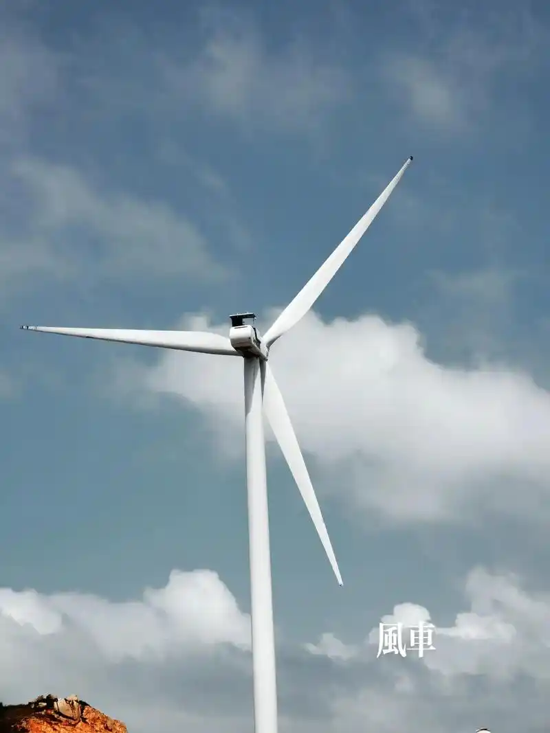 大风车吱呀吱悠悠地转#风力发电大风车 #治愈系风景 #山顶美 - 抖音