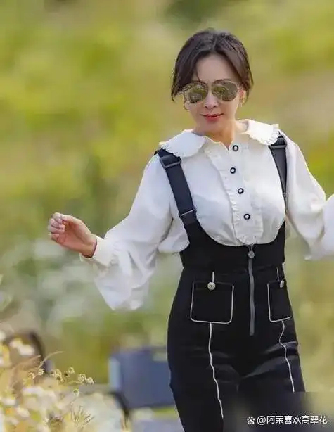 张也近照惊现!56岁发福穿长裙,昔日风采不再,网友直呼认不出