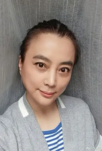 57岁李玲玉晒素颜近照对镜浅笑气质端庄