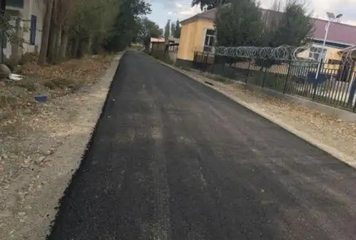 水泥路和柏油路到底哪个好?为啥农村基本上全是水泥路?