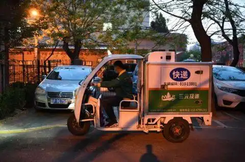 图片故事|疫情中的送奶工