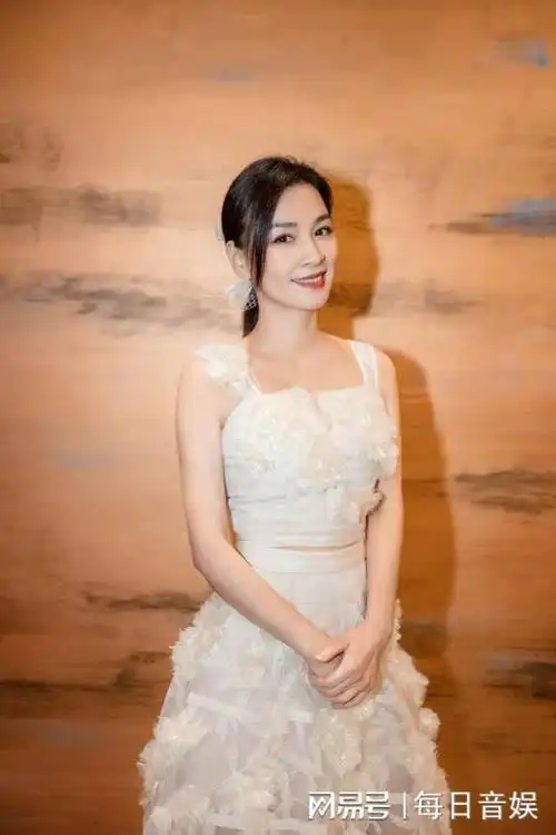 张庭近况曝光 53岁美得不像话|演员_网易订阅