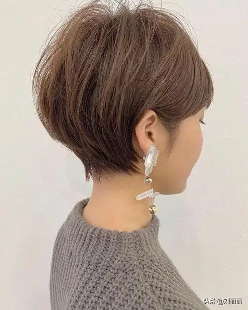 八字刘海短发发型层次感