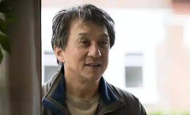 70岁成龙现身参加活动,头发花白尽显老态,评论区网友却集体破防