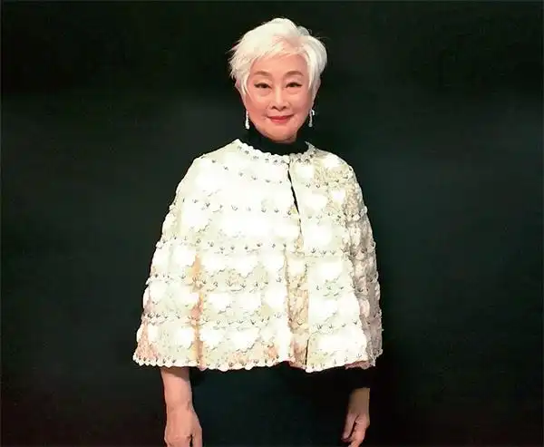 全剧终. 大幕落下,饰演顾香兰的演员卢燕慢慢走下台,结束了一年的