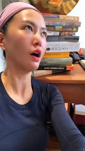 看到谭维维的表情真的是非常的有意思,很明显有种翻白眼的冲动,看来