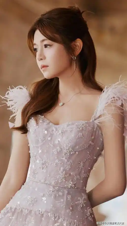 【陈妍希写真美图】白羽毛仙子裙,唯美清纯,甜美可人_舞台_观众_歌声