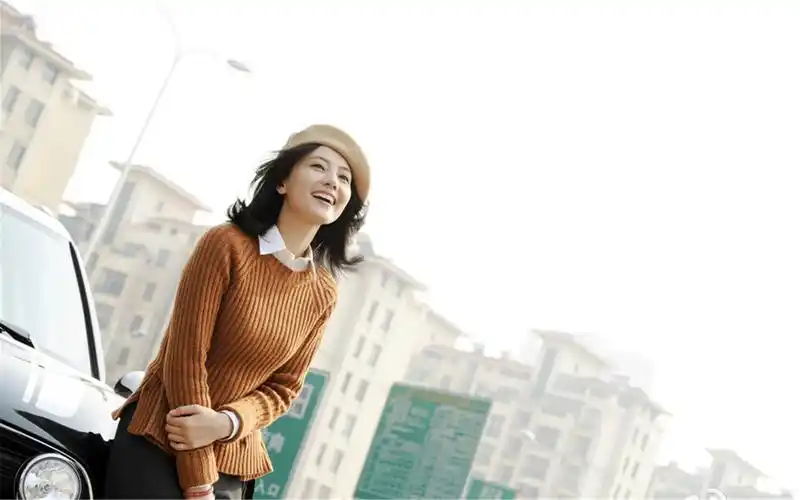 清嘴女孩高圆圆优雅大气时尚写真桌面壁纸