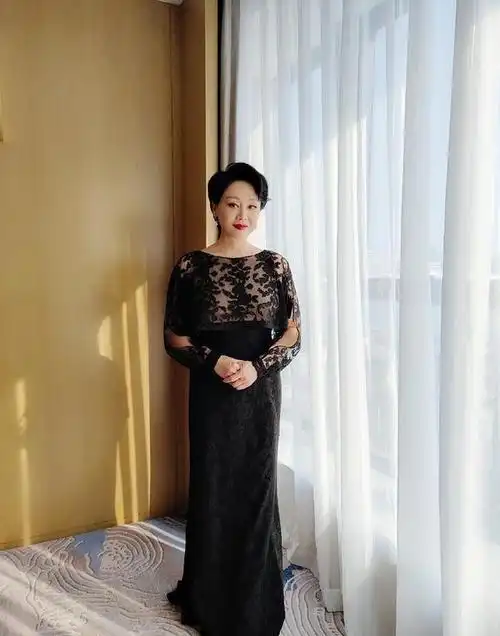 57岁王姬现身活动,黑色蕾丝修身礼服尽显好身材,魅力不减当年