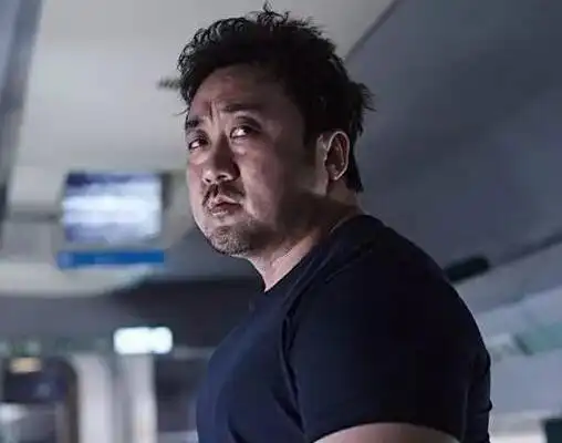 马东锡是韩国的黄金配角,除了《釜山行》,还曾出演过《坏家伙们》