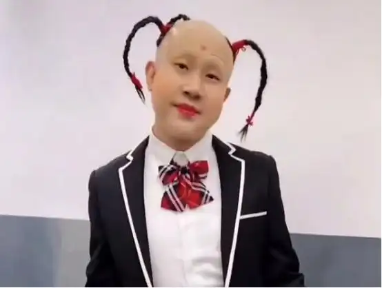 40岁白凯南豁出去了穿女装扎3根辫子动作婀娜让人忍俊不禁