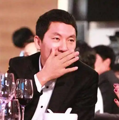 因为在遇到鄢颇之前,李小冉刚和占有欲极强的孙东海单方面分