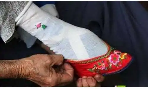 三寸金莲四寸腰三寸金莲四寸腰猜三数字