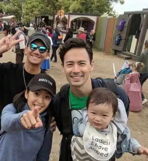 林依晨生日晒宝宝萌照:小脚丫比1根手指略宽,整只手没3根手指大