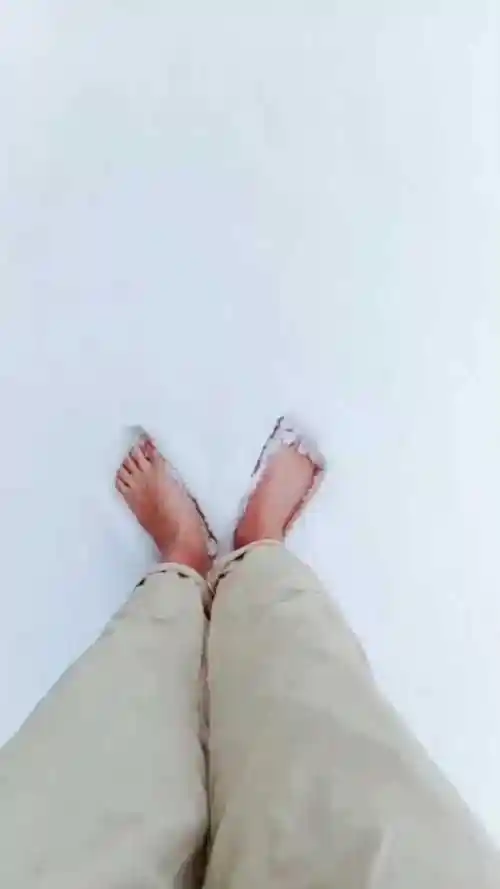 妹子光脚玩雪脚都冻红了这是多久没见雪了