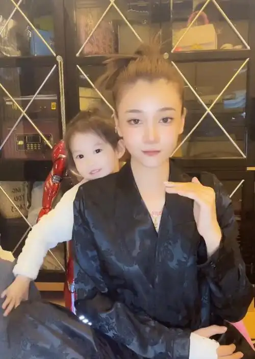 曹云金前妻大方晒娃3岁女儿害羞躲唐菀身后长相呆萌酷似爸爸