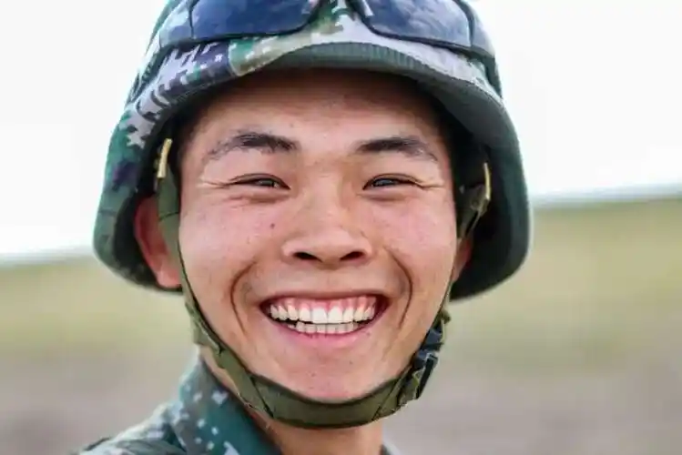 围观兵哥哥开口笑 你一定没见过这样的笑脸墙